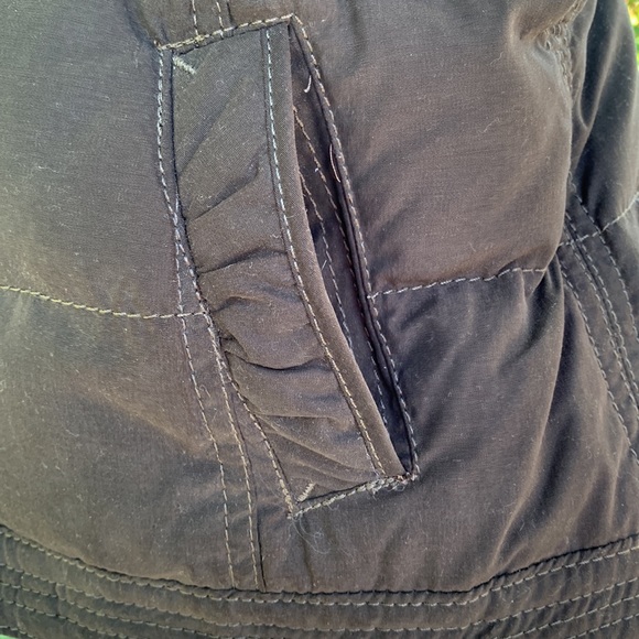 Abercrombie Puffy Vest Sz. L Fitted Snaps and Double Zip Pockets Detachable Hood - Picture 5 of 17